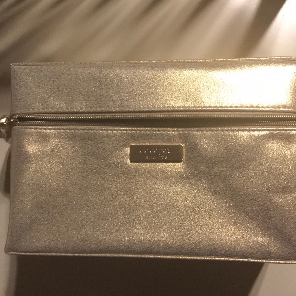 Clé de peau cosmetic bag